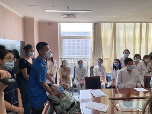 {老虎機}(体重18公斤北航新生到校报到 视频)